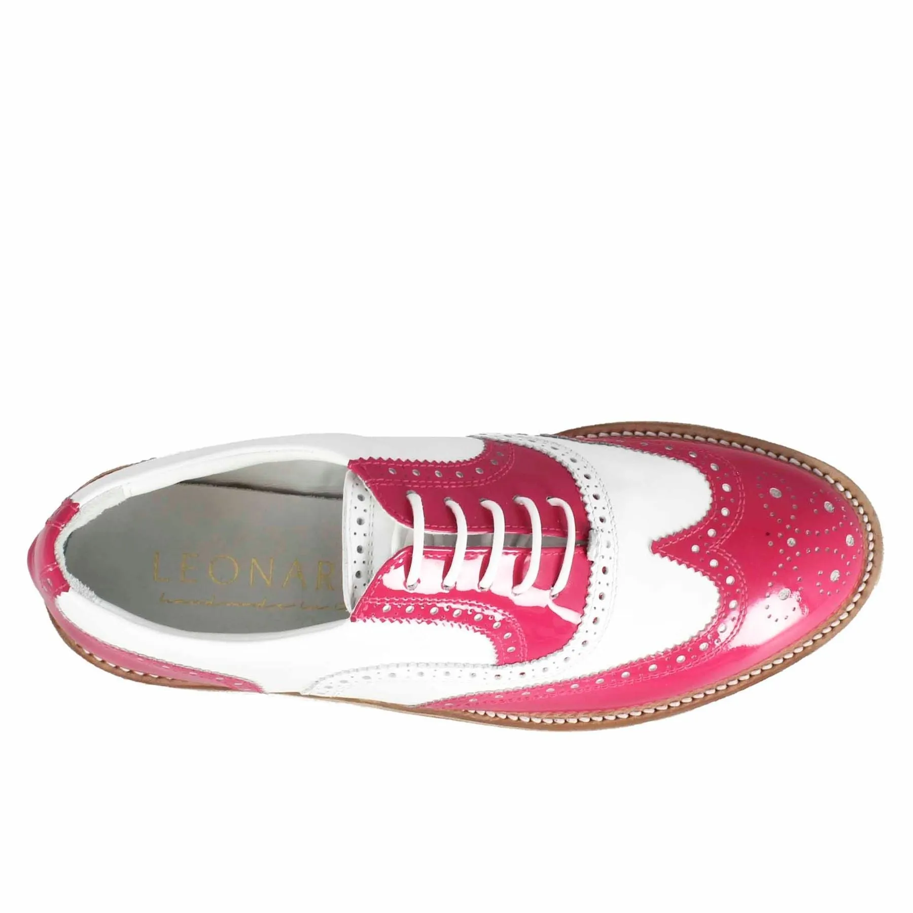 Scarpe golf da donna fatte a mano in pelle lucida colore bianco rosa.